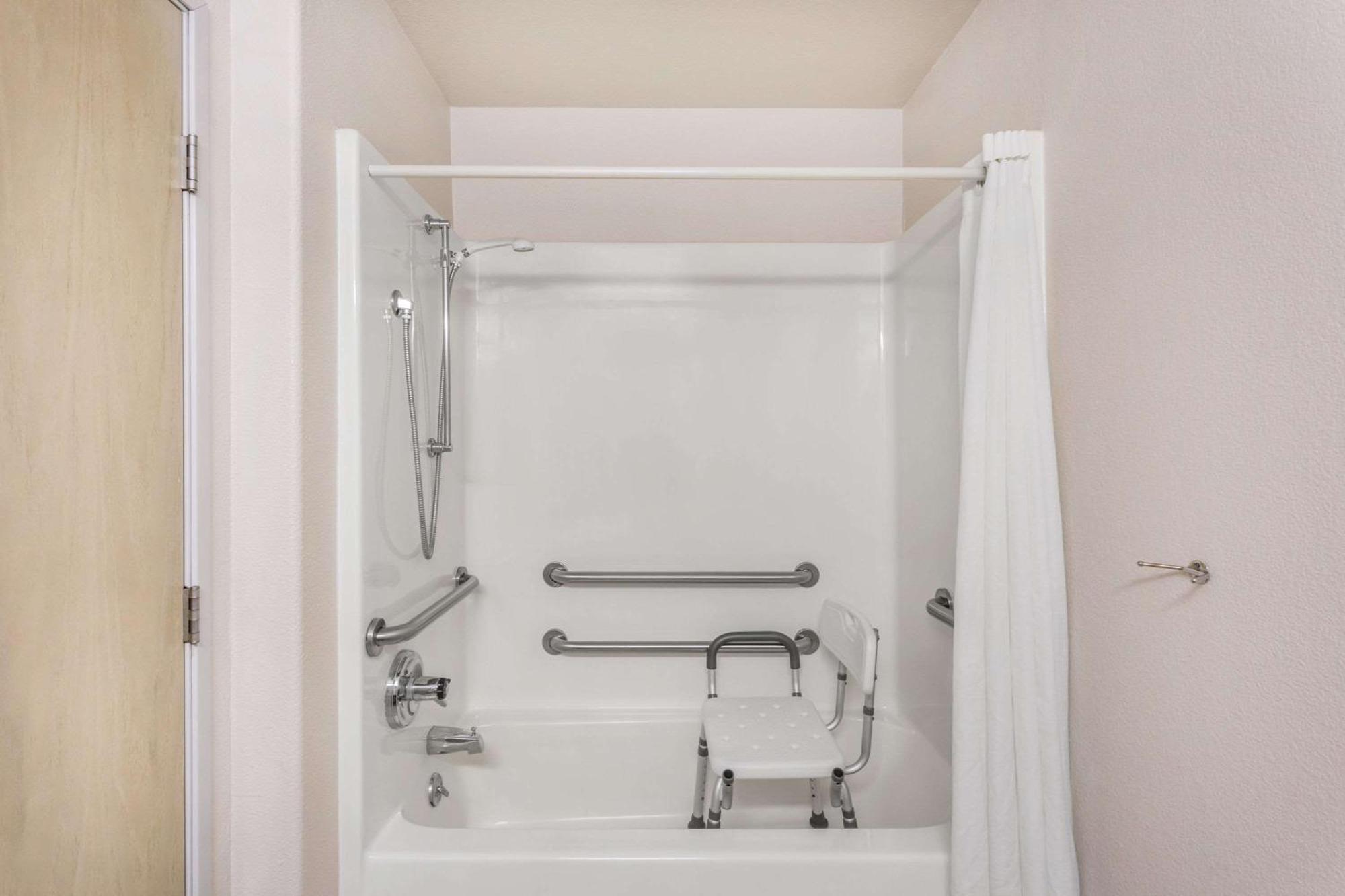 Queen Room Bath Tub Mobility Accessible or Non-Smoking