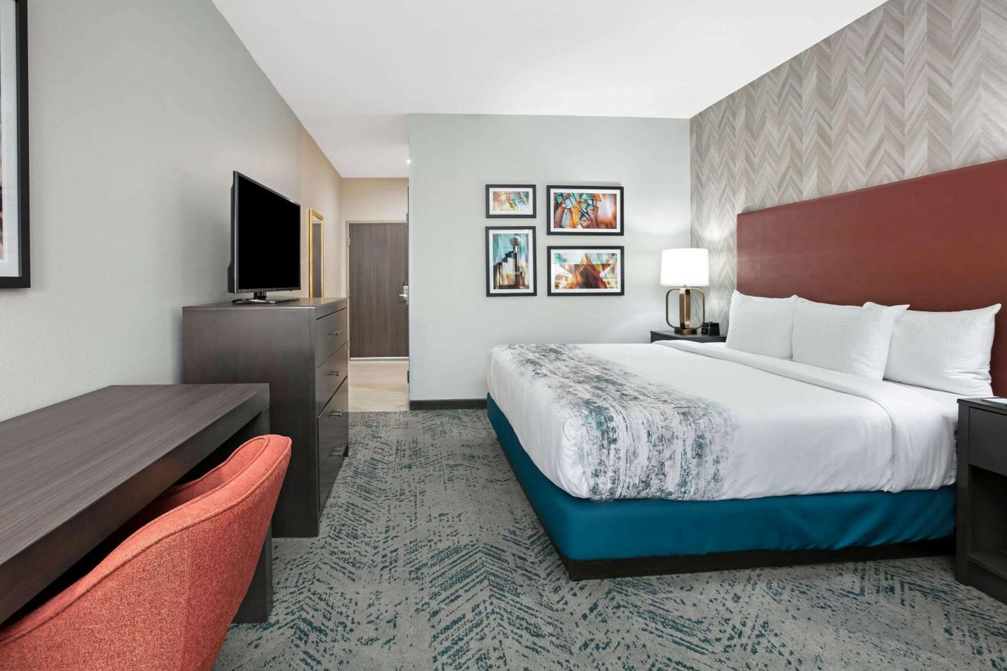 Deluxe King Room with Bath Tub - Mobility/Hearing Accessible - Non-Smoking