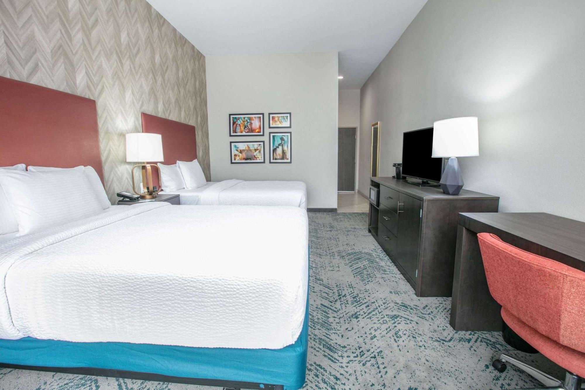 Queen Room with Two Queen Beds and Bath Tub - Mobility/Hearing Access - Non-Smoking