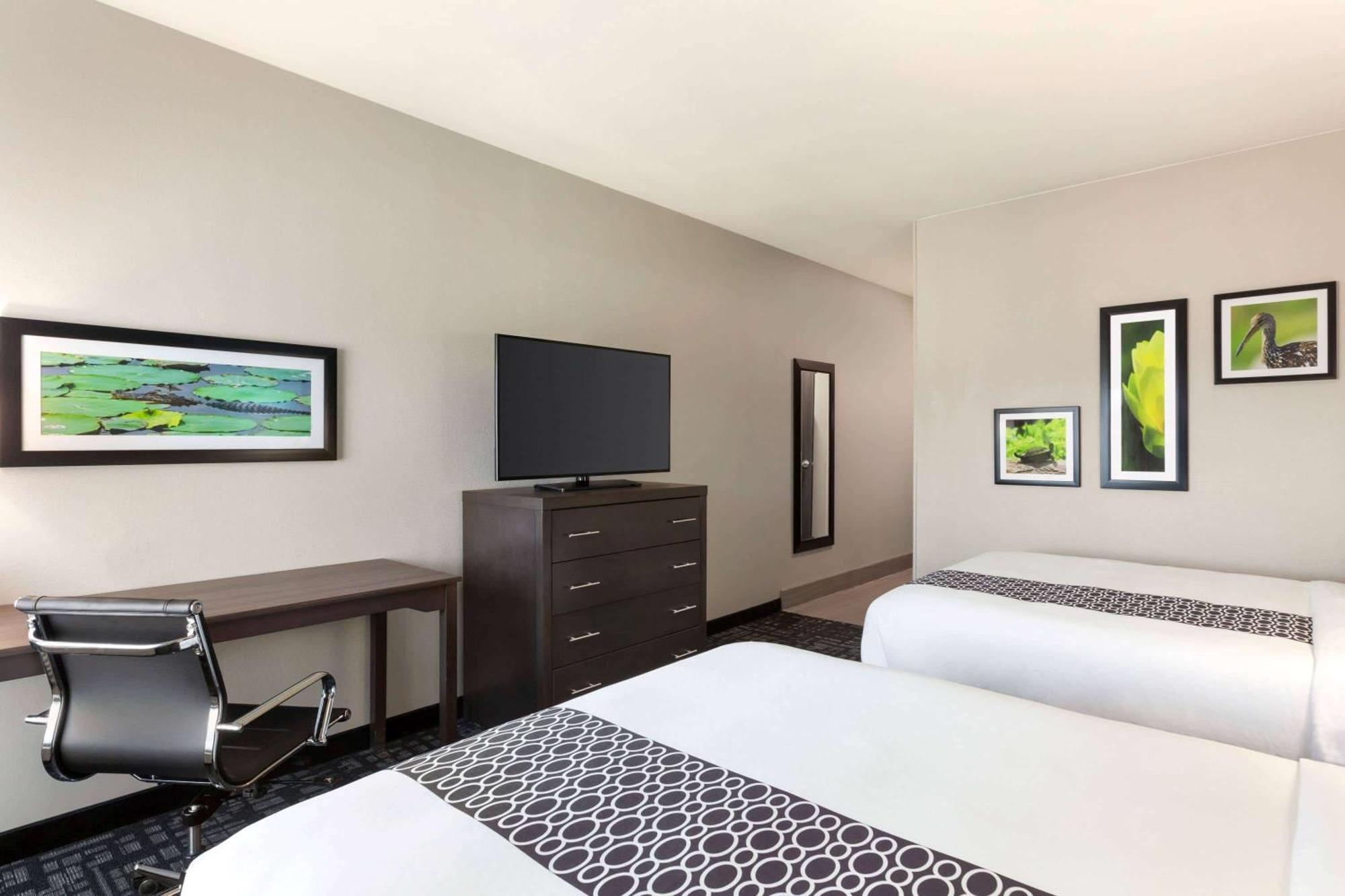 Queen Room Two Queen Beds Bath Tub Mobility Accessible or Non-Smoking