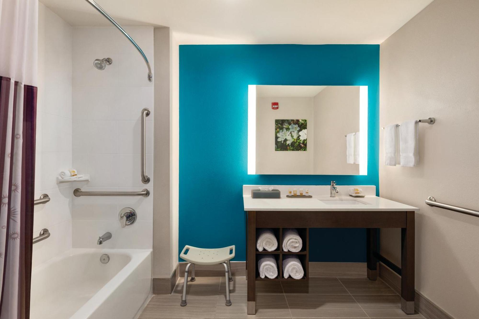 Queen Room Two Queen Beds Bath Tub Mobility Accessible or Non-Smoking