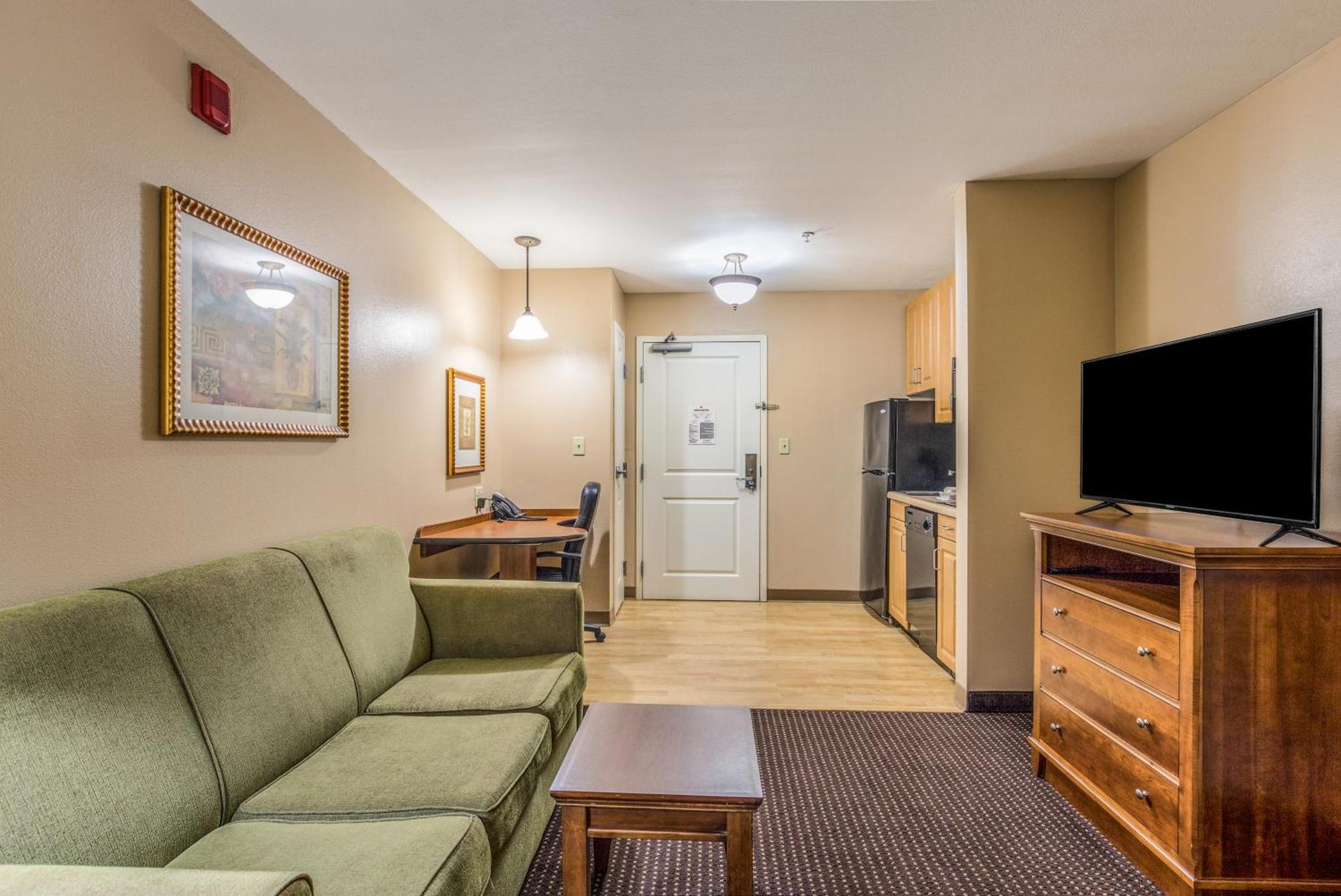 Efficiency Queen Suite Accessible or Non-Smoking