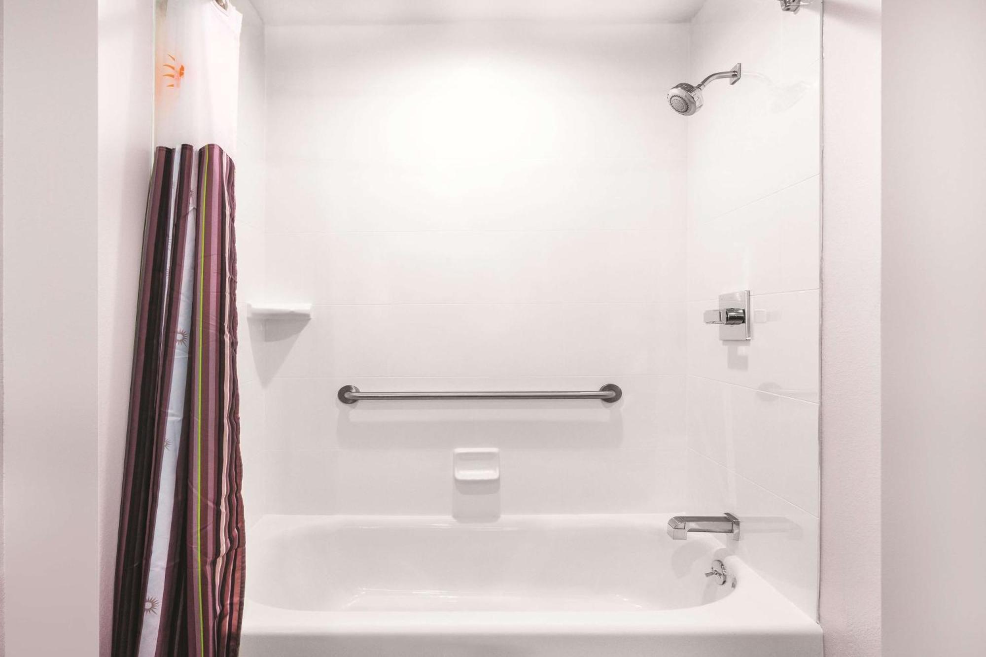 King Room Bath Tub Mobility or Hearing Accessible Non-Smoking