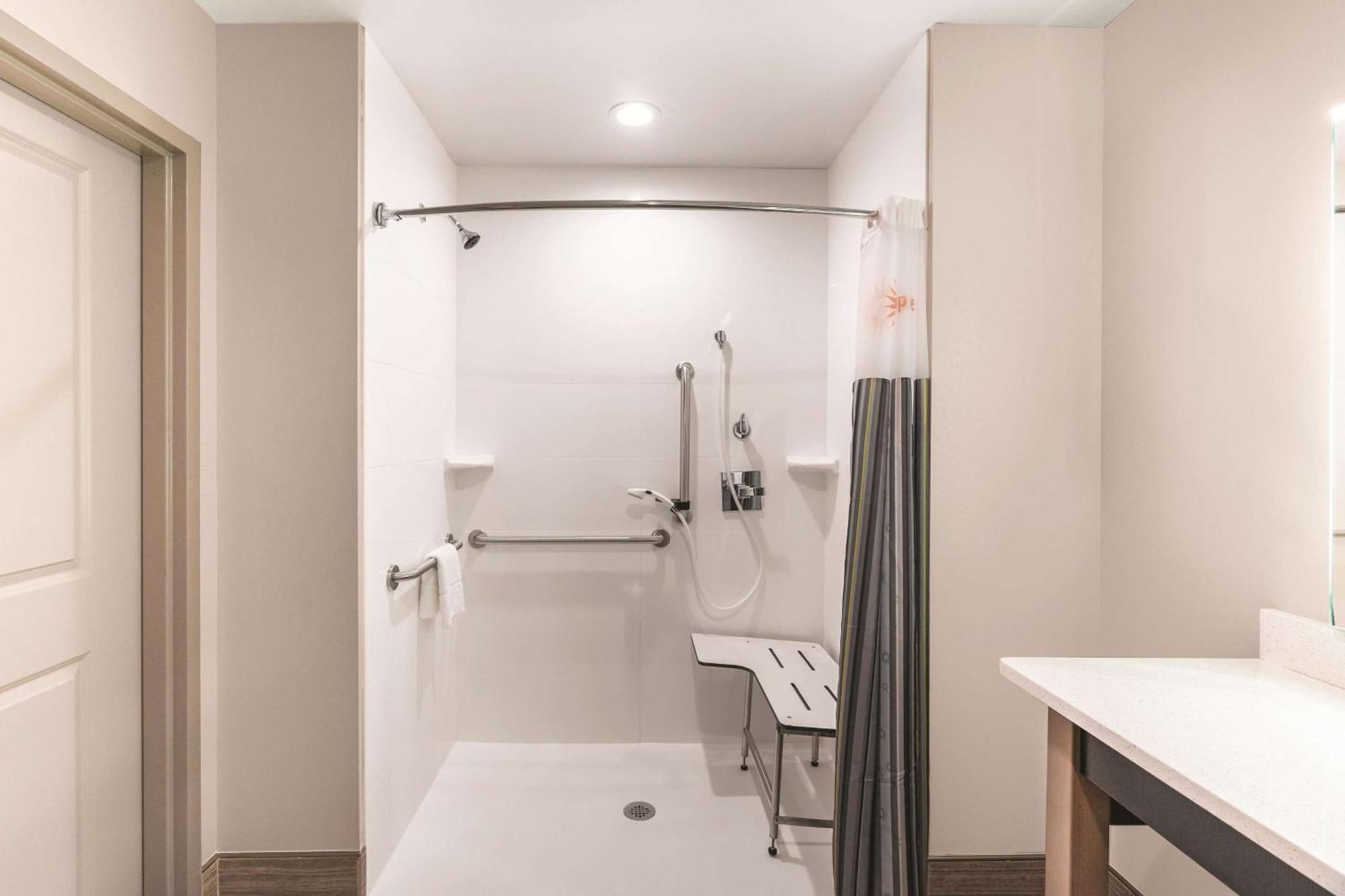 King Room Roll Shower Mobility Hearing Accessible or Non-Smoking