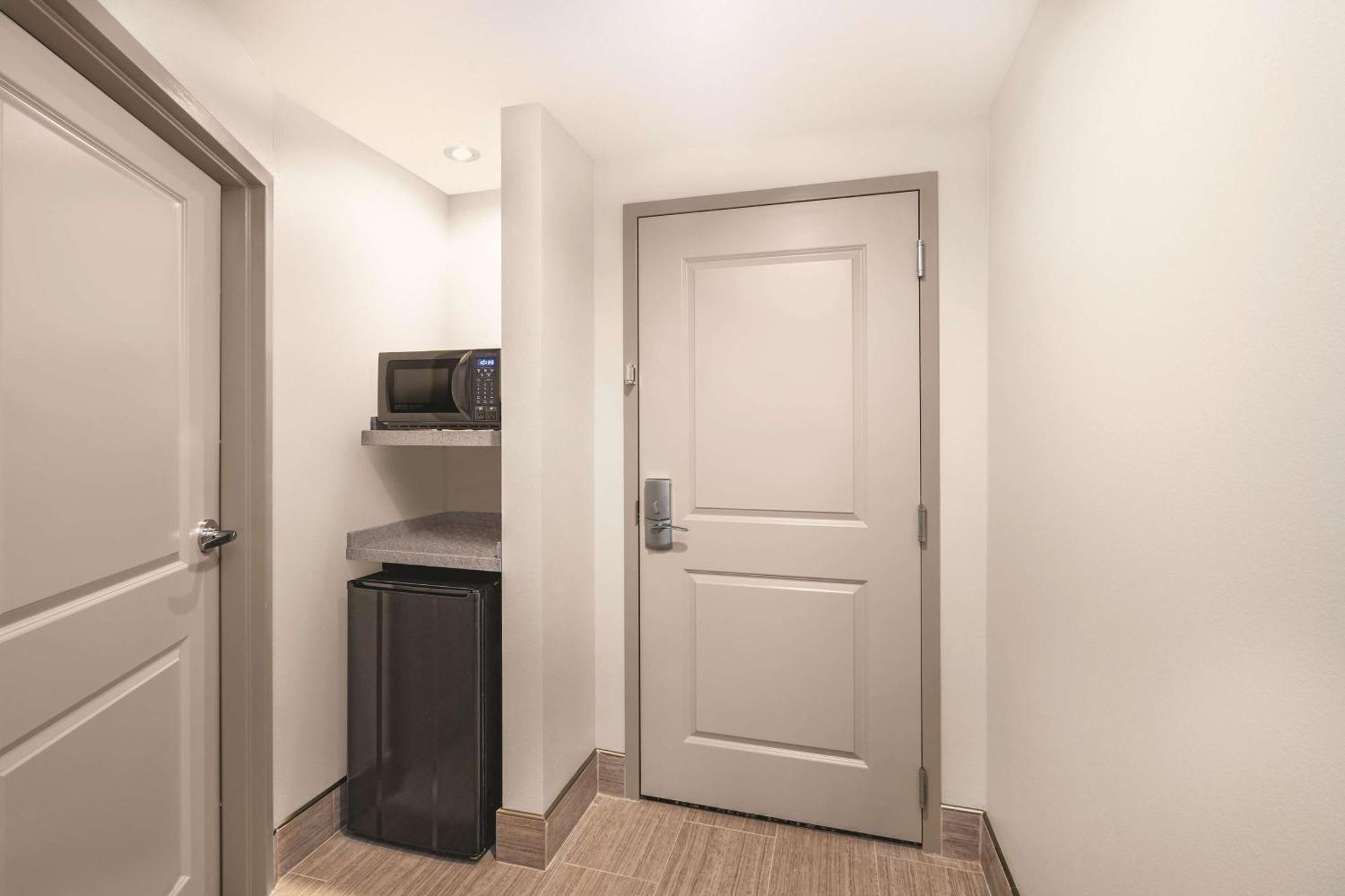 King Room Roll Shower Mobility Hearing Accessible or Non-Smoking