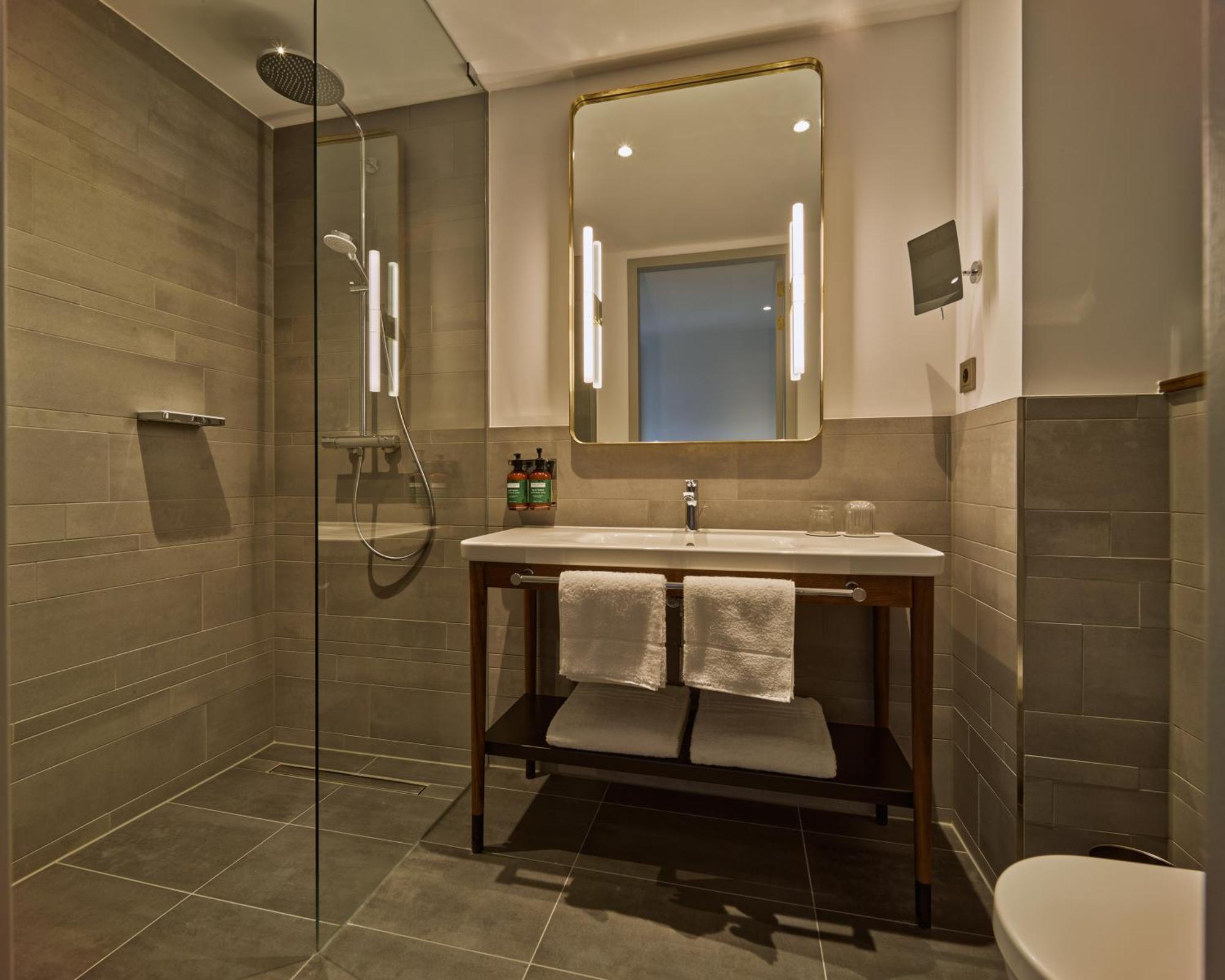 Premium Zimmer mit Queensize-Bett und Stadtblick