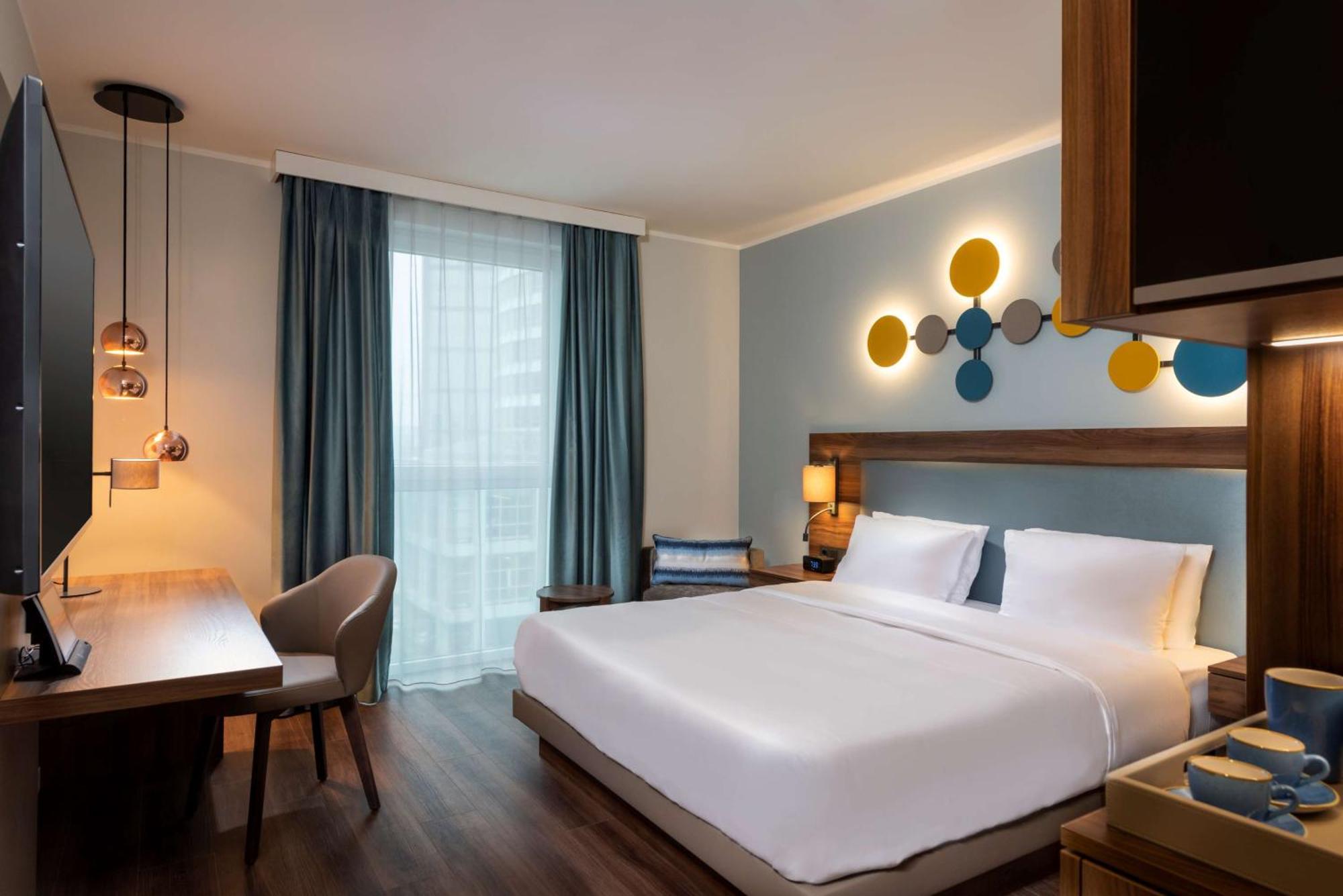 Zimmer mit Kingsize-Bett