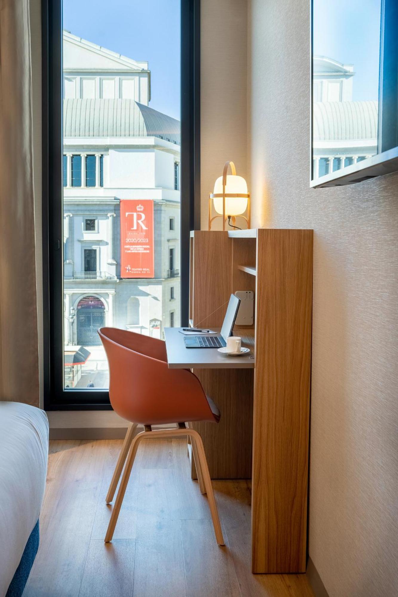 Deluxe Double Room Plaza View