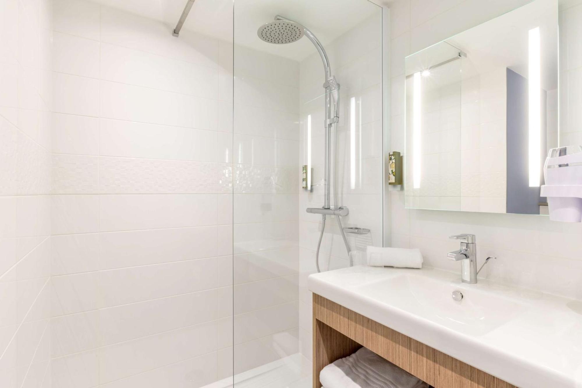 Standard Twin Room Shower Non-Smoking
