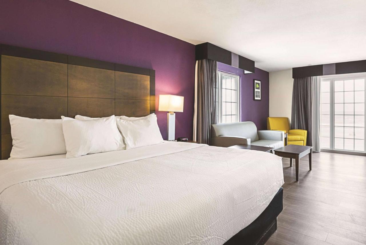 King Room Hearing Accessible or Non-Smoking