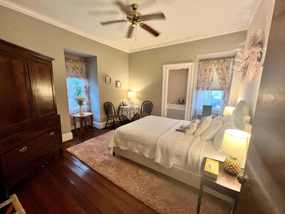 Standard Queen Room