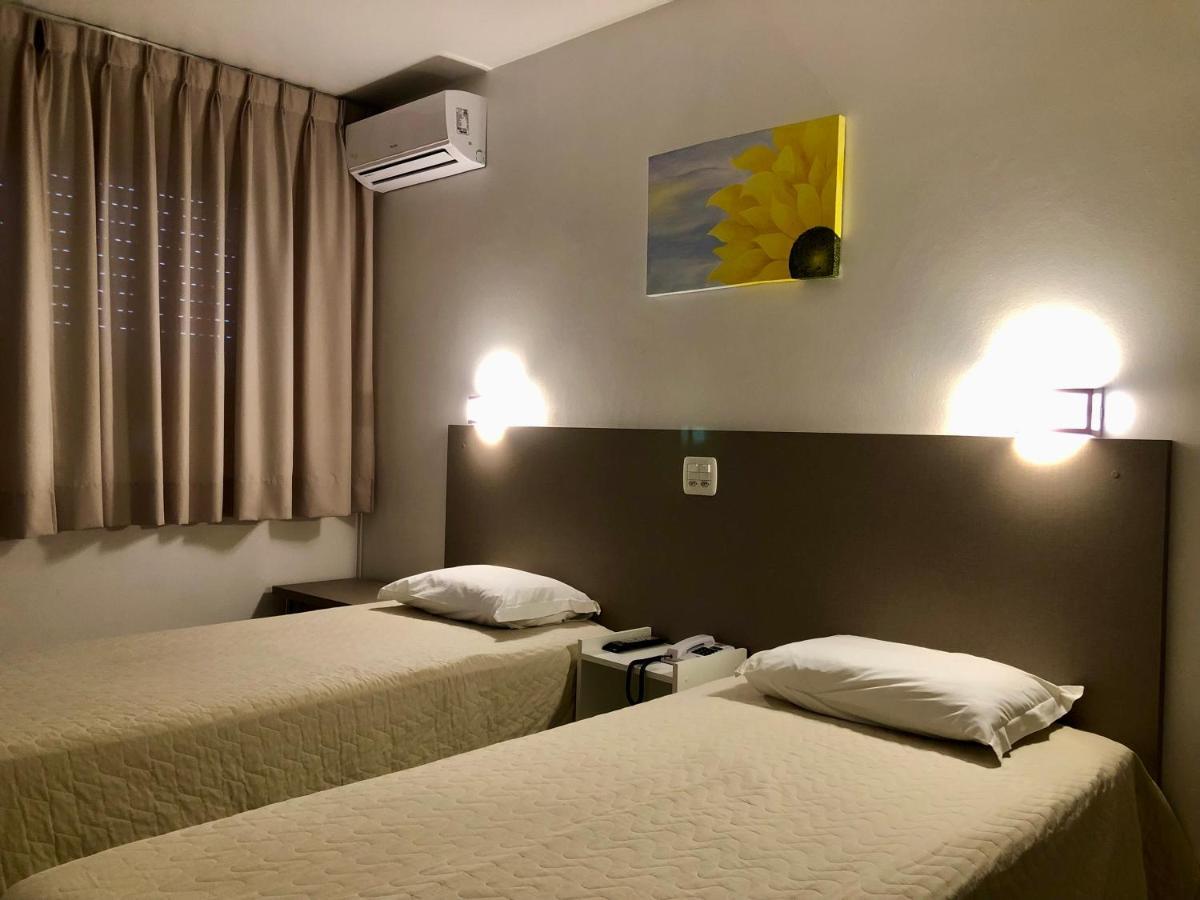 Quarto Econômico com 2 Camas de Solteiro