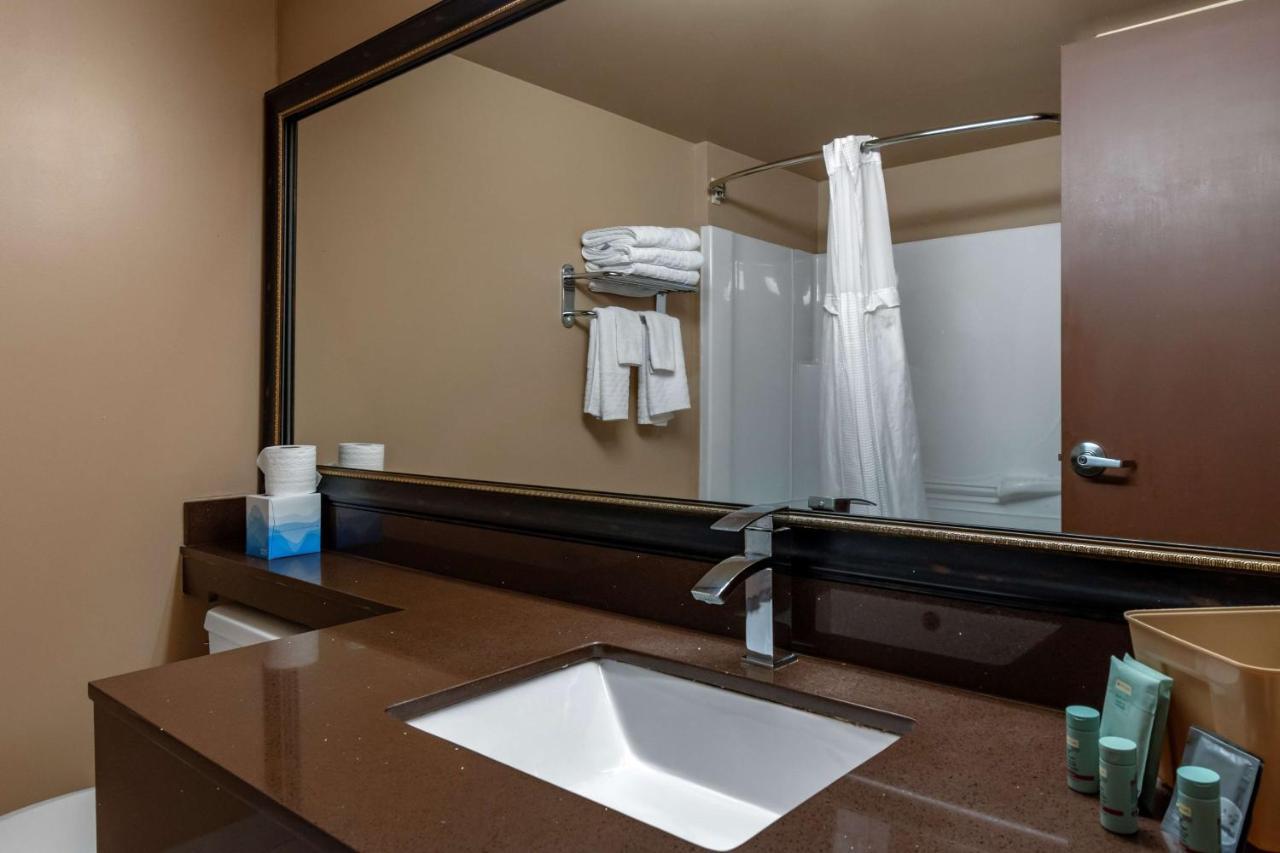 Queen Room with Two Queen Beds and Bath Tub - Mobility Accessible