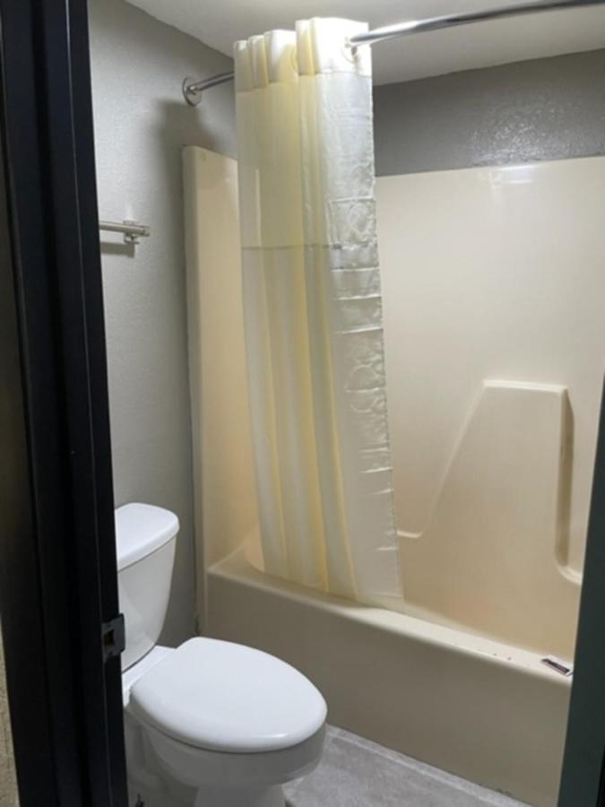 Deluxe Queen Room Non-Smoking Non Pet friendly