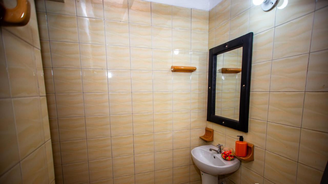 Family Room Private Bathroom