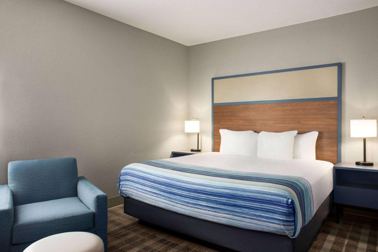 1 King Bed Near Elevator Non-Smoking
