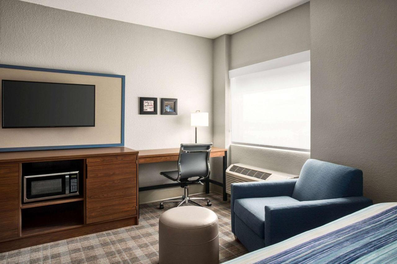 1 King Bed Near Elevator Non-Smoking