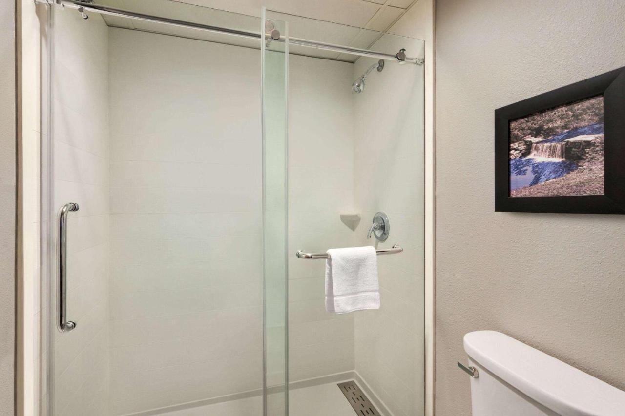 1 King Bed Near Elevator Non-Smoking