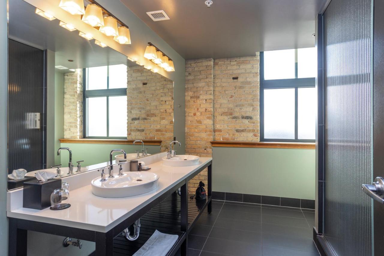 Corner Alcove Room