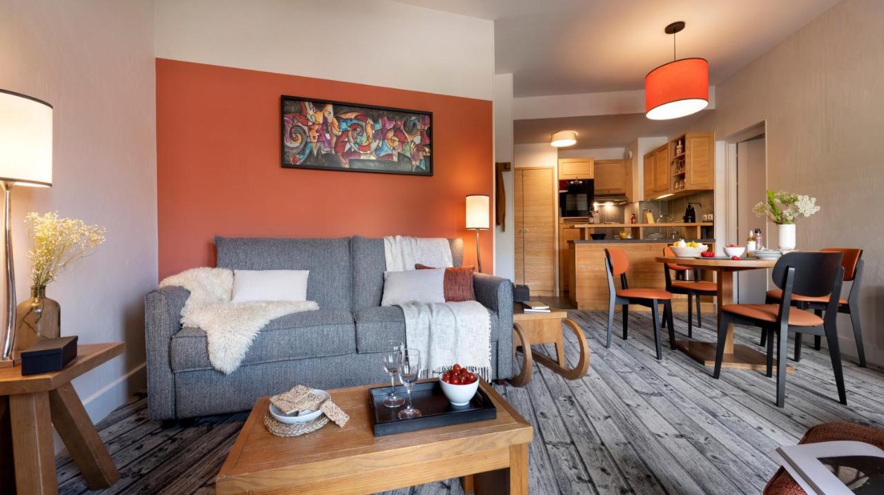 One-Bedroom Apartment Balcony Mountain View