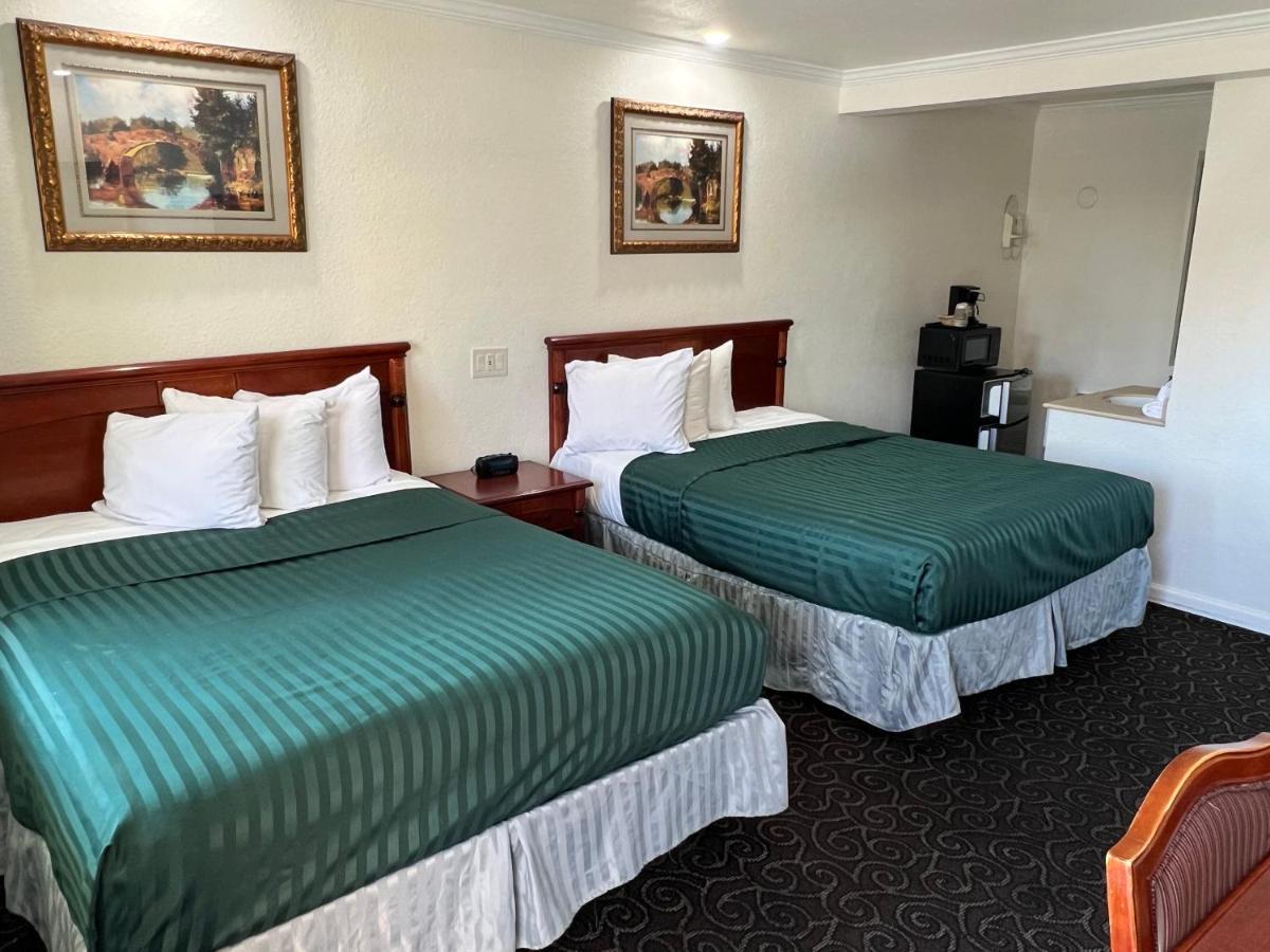 Queen Room with Two Queen Beds - Non-Smoking