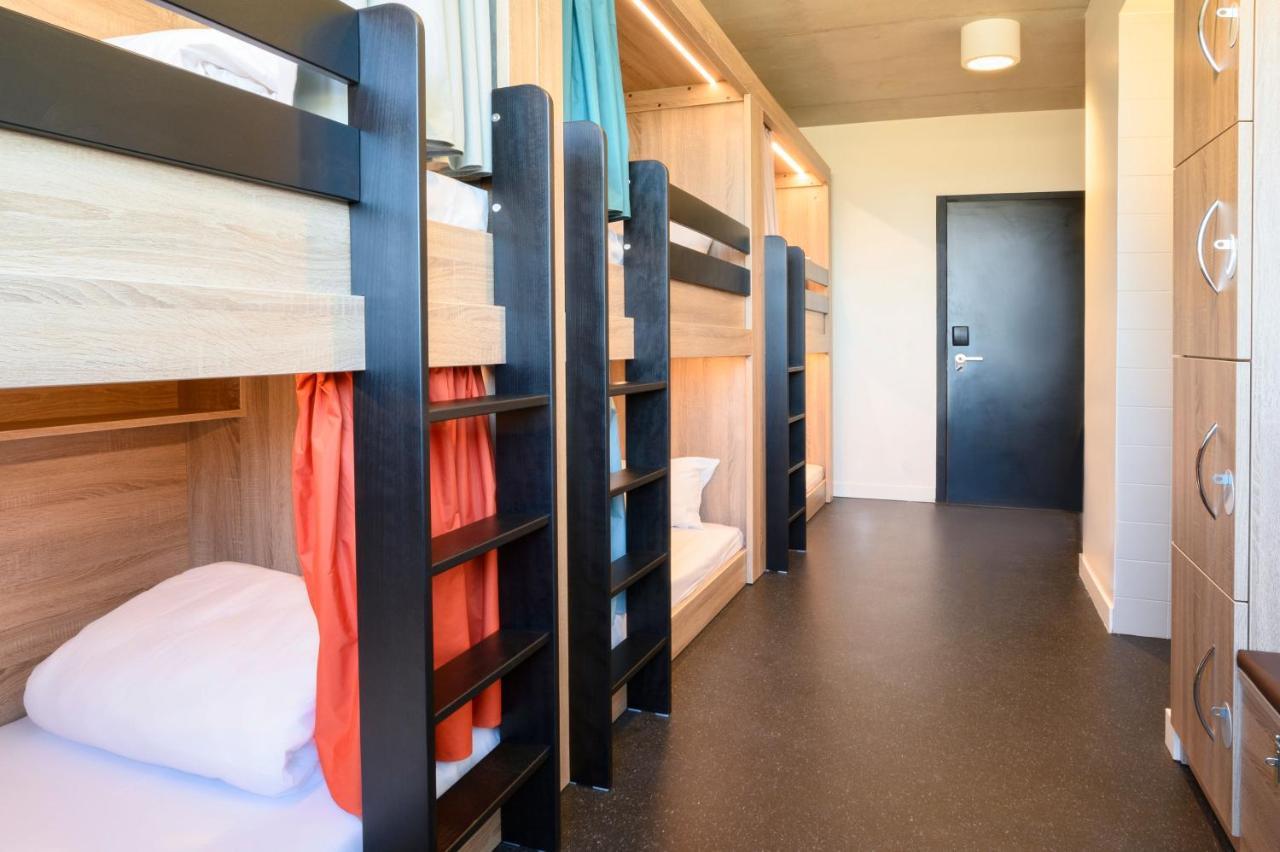 Cama num Dormitório Misto com 8 Camas