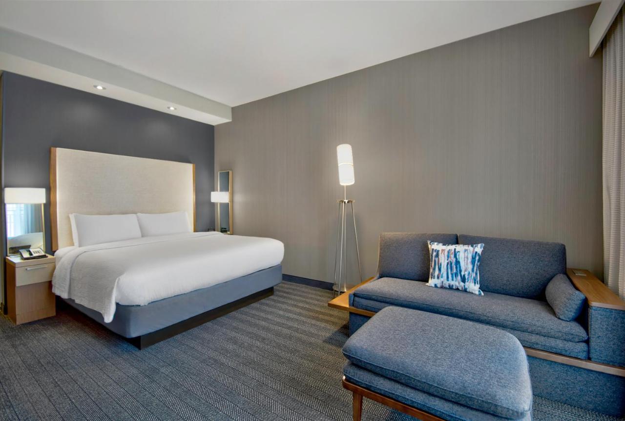 King Room with Courtyard View, Bathtub and Sofa Bed - Mobility Access