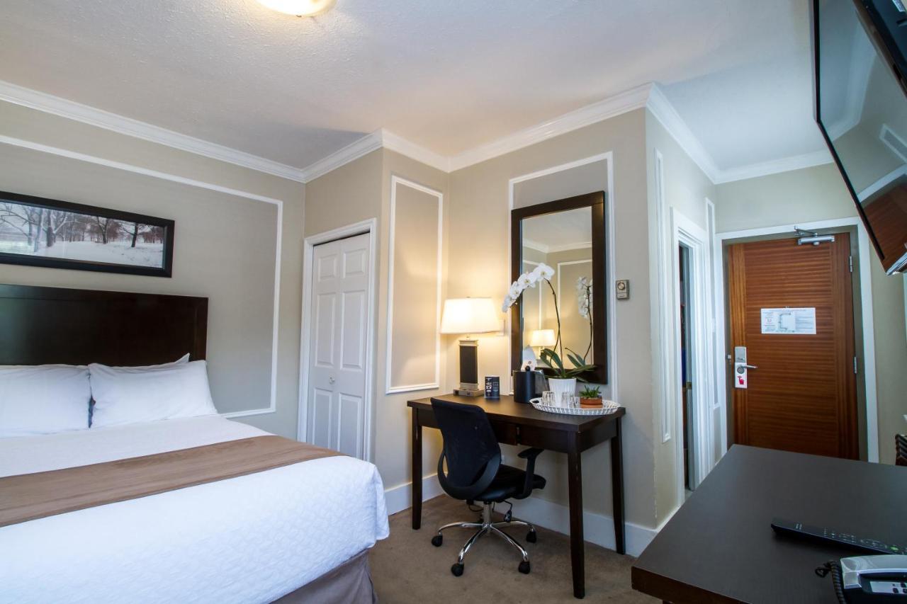 Deluxe Queen Room