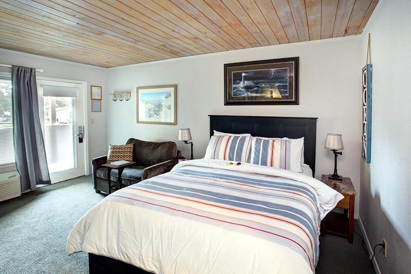 Queen Studio Poolside Pet Friendly No View