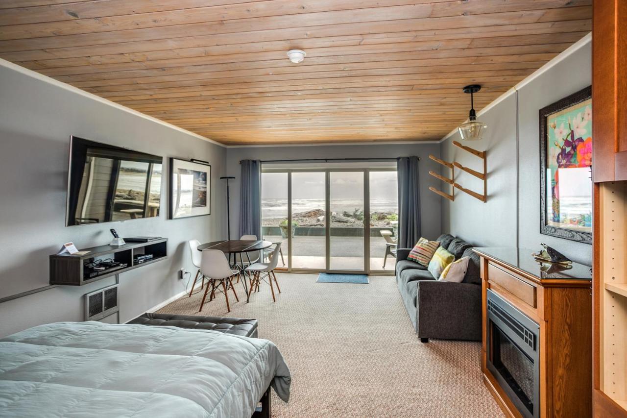 Queen Studio Ocean Front No Pets Allowed