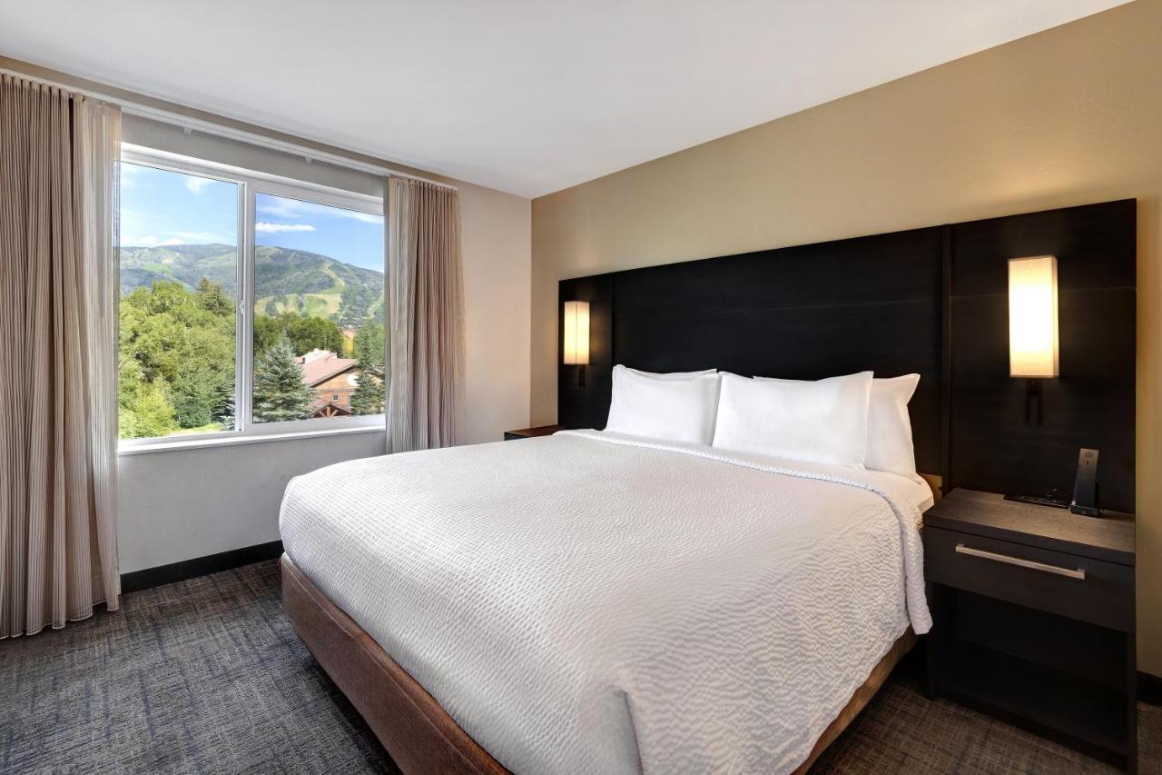 One-Bedroom King Suite Sofa Bed Mountain Creek View