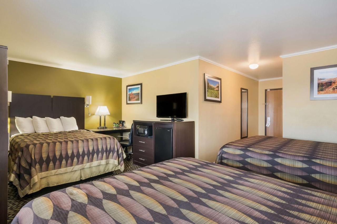 Queen Suite Three Queen Beds