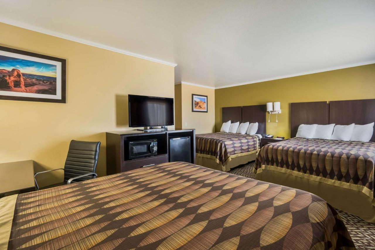 Queen Suite Three Queen Beds