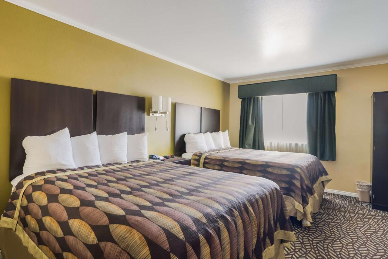 Queen Suite Three Queen Beds