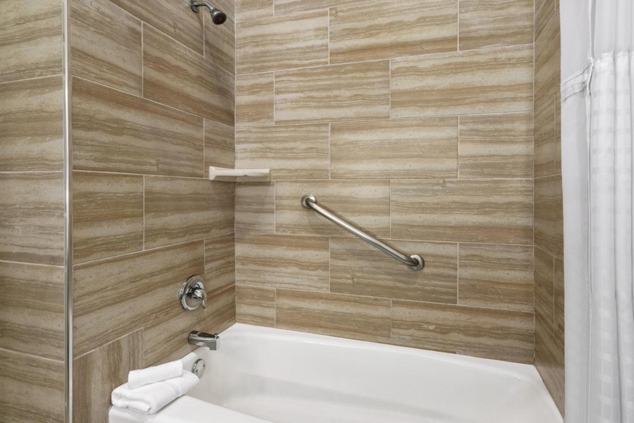 King Room with Bath Tub - Mobility Accessible/Non-Smoking