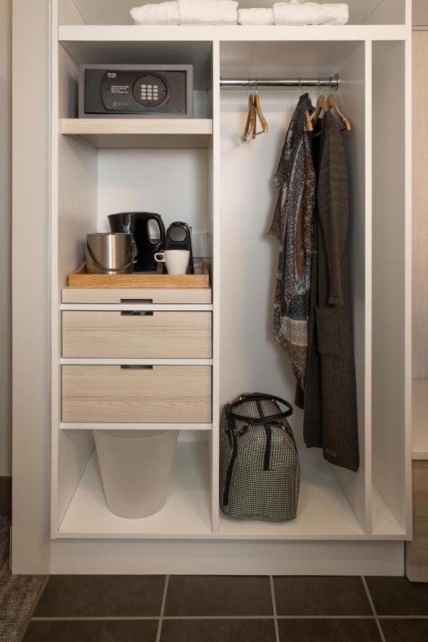 Premium Zimmer mit 2 Queensize-Betten und Badewanne