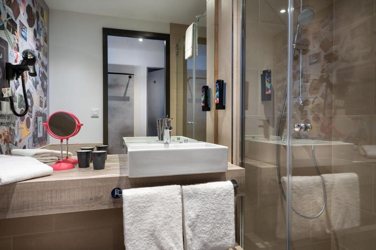 Standard Queen Room Accessible