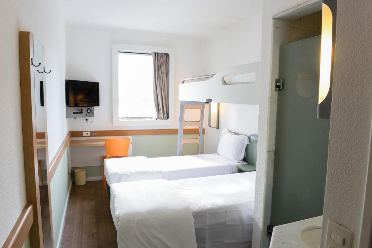 Quarto Standard com 2 Camas de Solteiro e Cama em Beliche