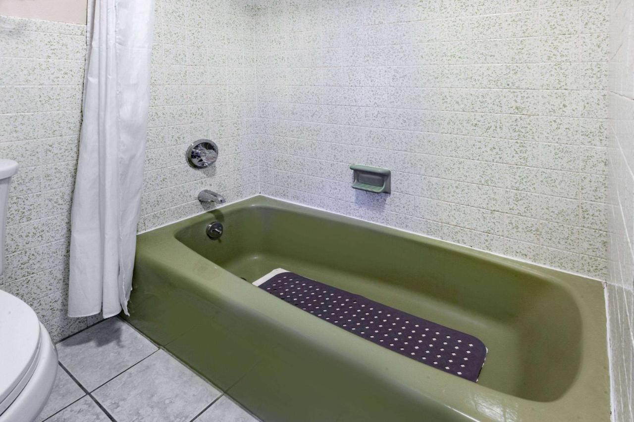 2 Queen Beds, Partial Lake View, Non-Smoking