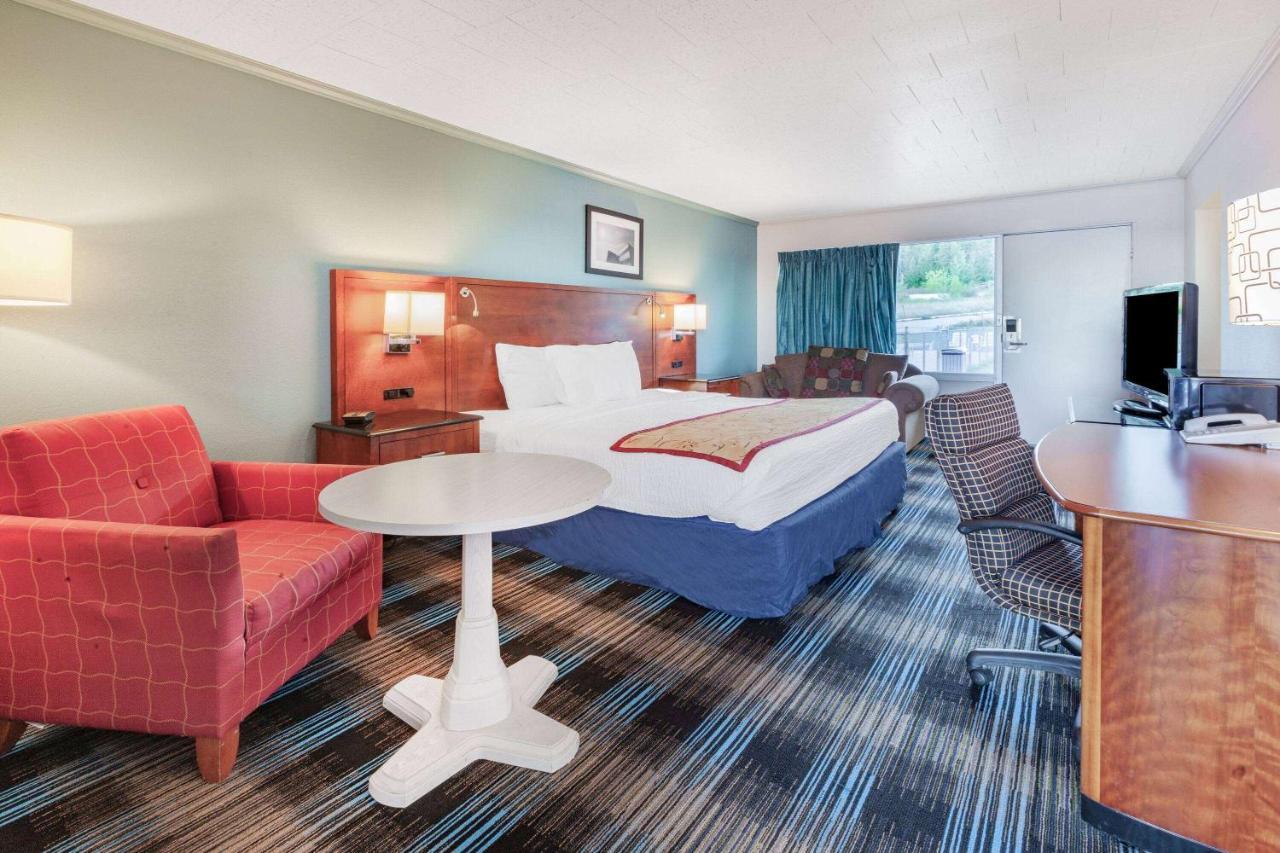 1 King Bed, Mobility Accessible Room, Partial Lake View, Non-Smoking