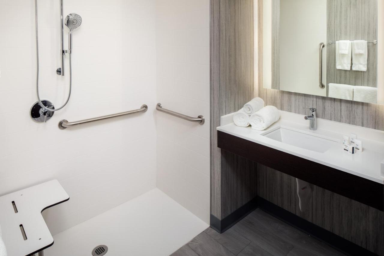Queen Room Two Queen Beds Hearing Accessible Roll Shower Non-Smoking