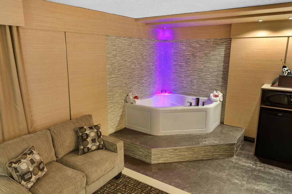 Honeymoon Suite with Spa Bath