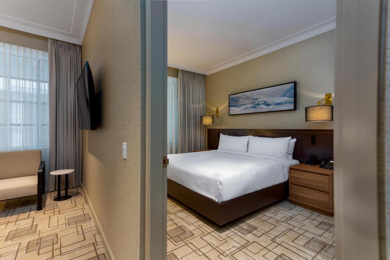 One Bedroom Royal Suite - 1 King Bed