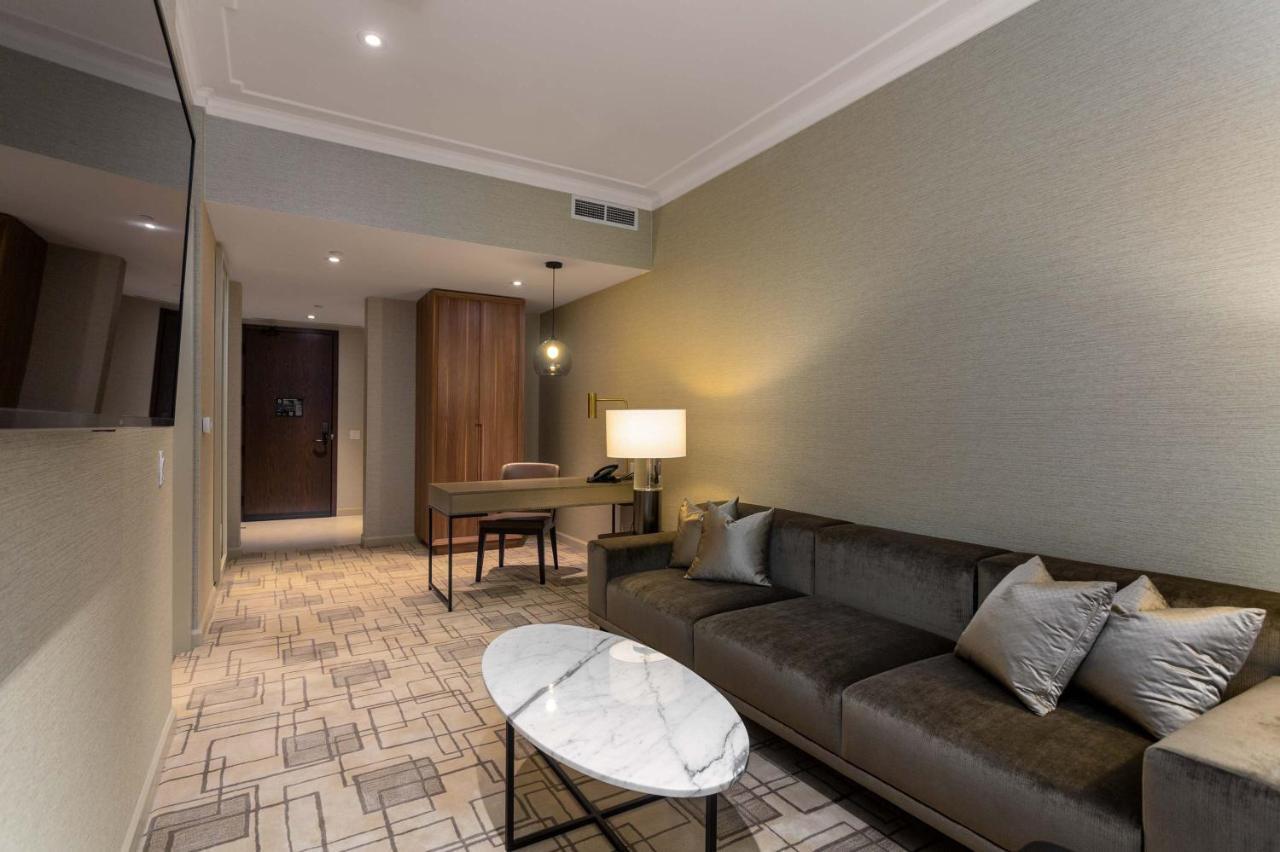 One Bedroom Royal Suite 1 King Bed