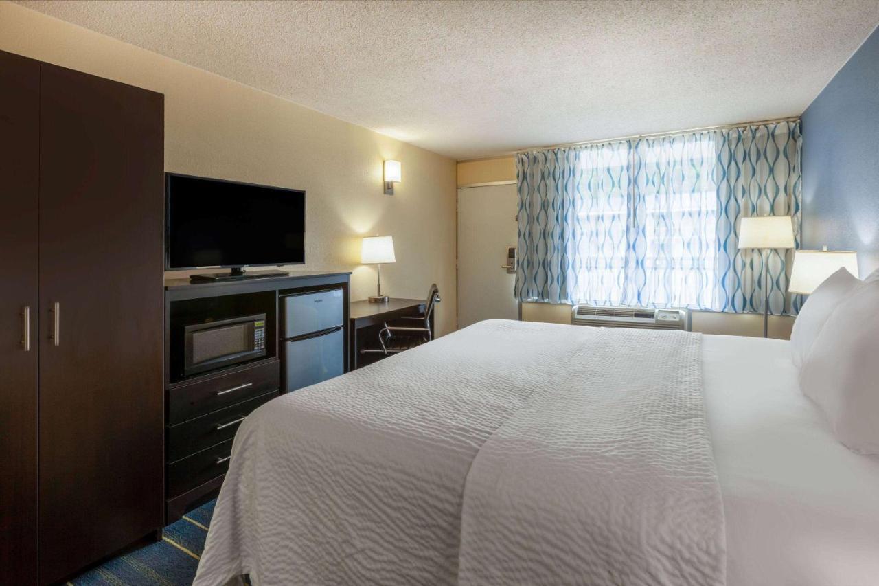 King Room Roll Shower Mobility Access or Non-Smoking