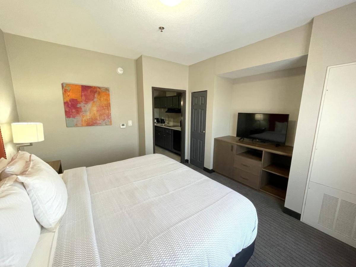 One-Bedroom King Suite - Non-Smoking