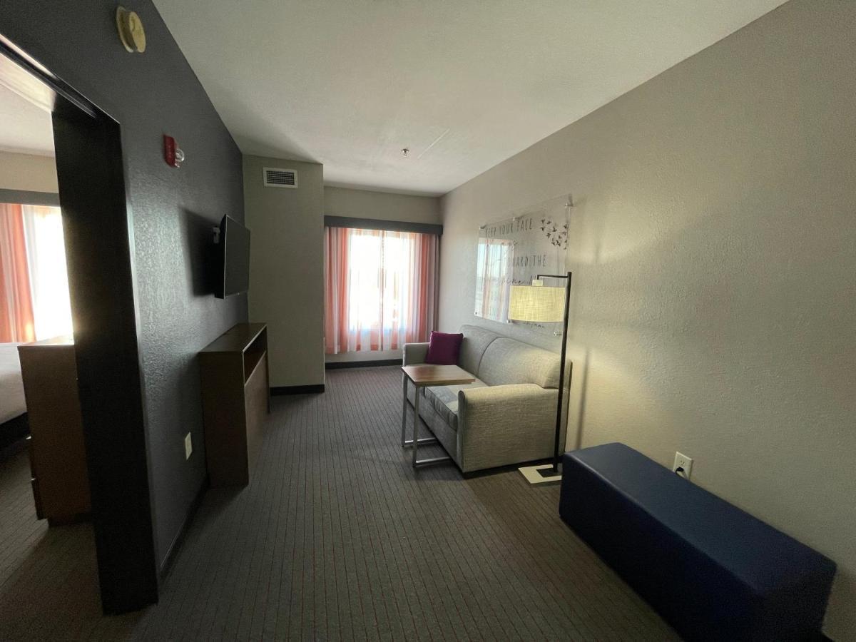 One-Bedroom Suite Two Queen Beds Non-Smoking