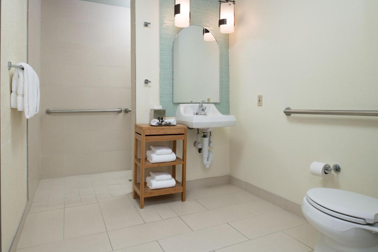 Two Queen Beds with Balcony - Disability Access