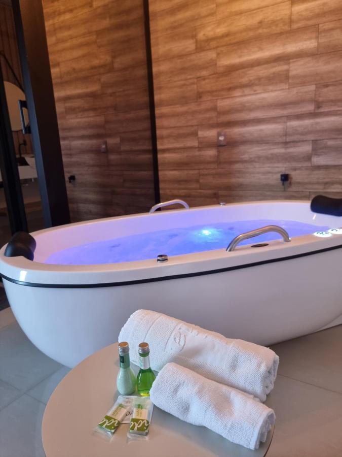 Suíte com Cama King-size e Banheira de Hidromassagem