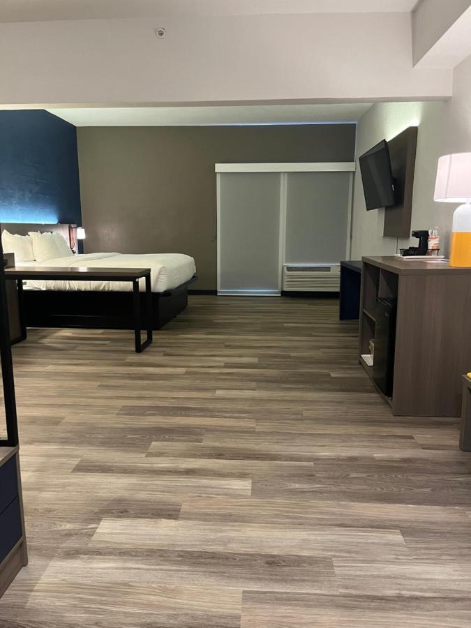 King Suite Accessible or Non-Smoking